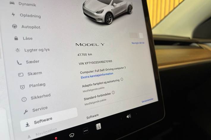 Hvid Tesla Model Y fra 2024