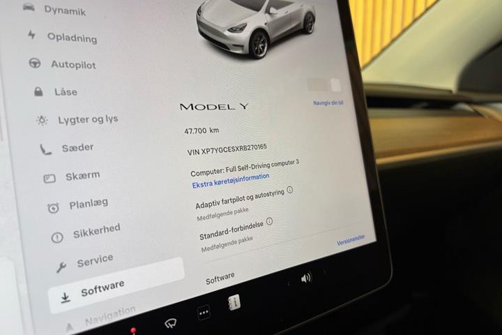 Hvid Tesla Model Y fra 2024