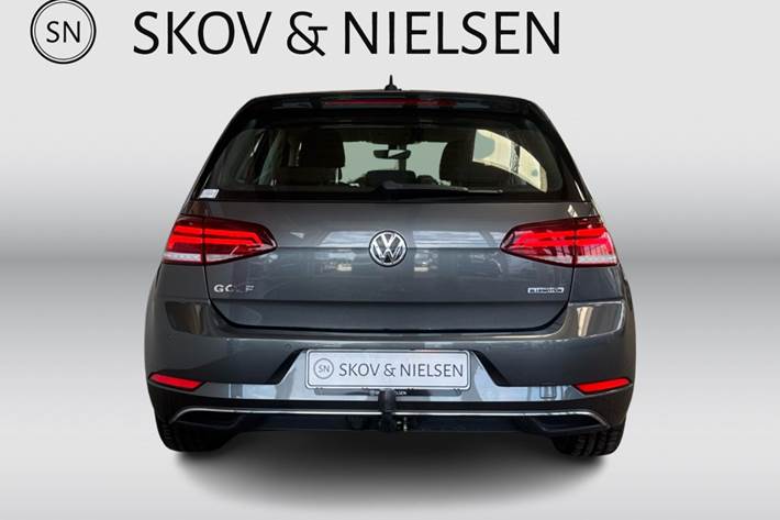 Grå VW Golf VII fra 2019