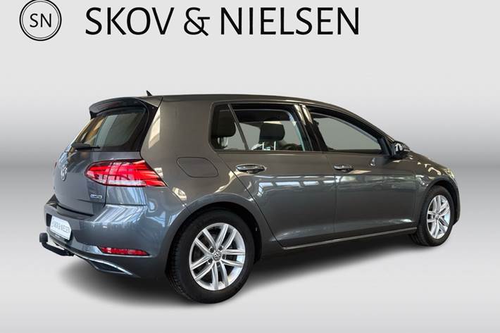 Grå VW Golf VII fra 2019