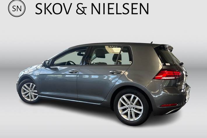 Grå VW Golf VII fra 2019