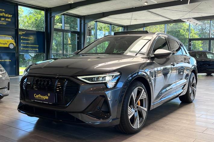 Grå Audi e-tron fra 2023