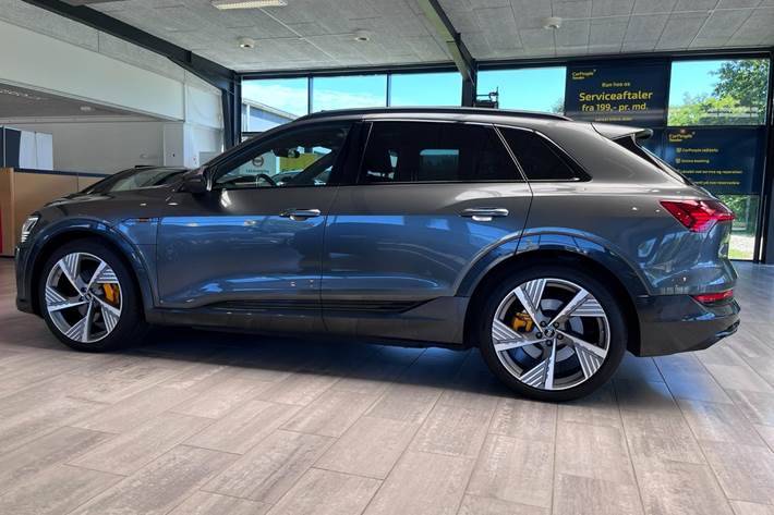 Grå Audi e-tron fra 2023
