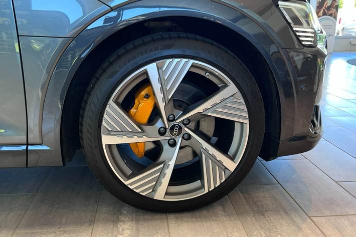 Grå Audi e-tron fra 2023