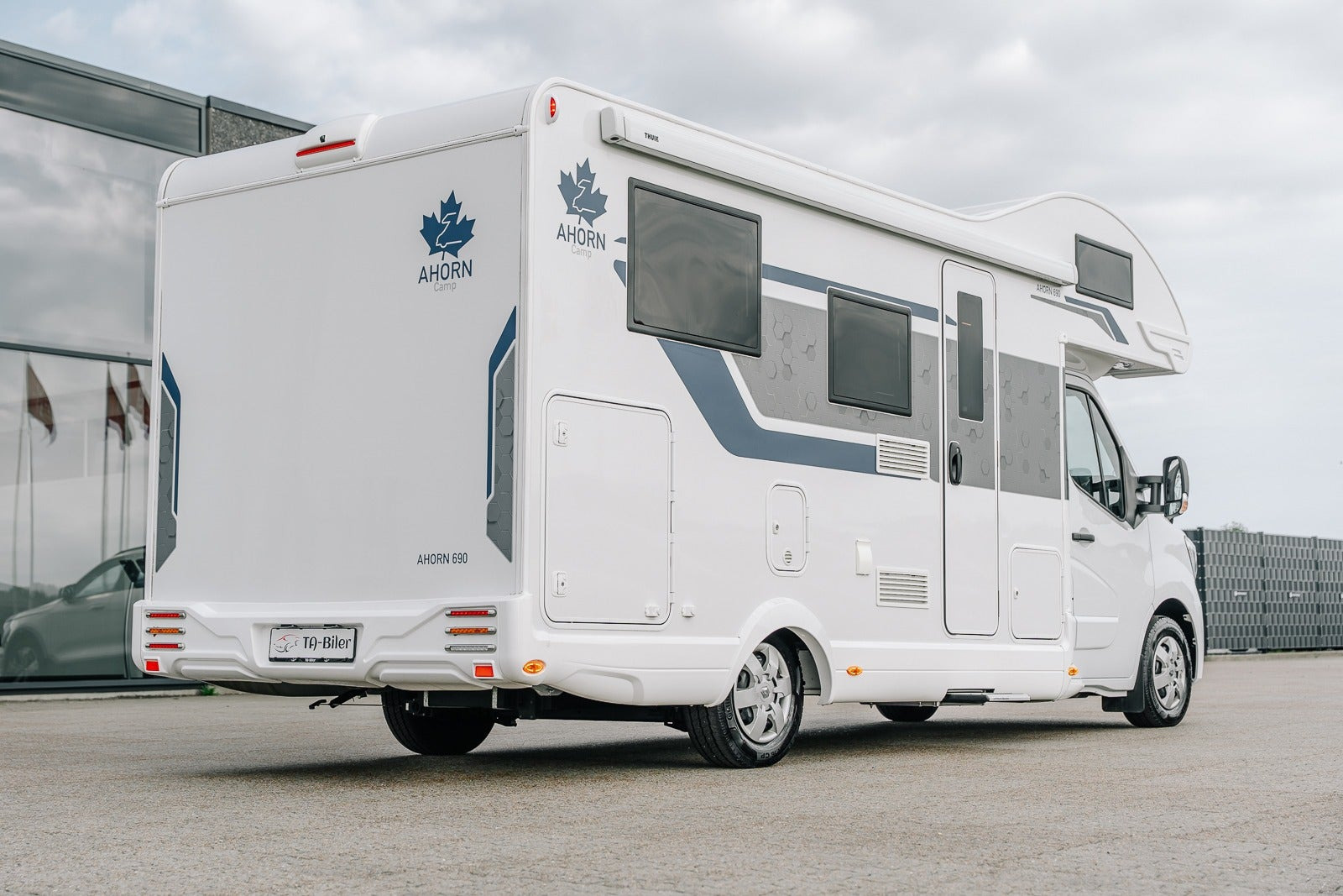 Hvid Ahorn Camp A690 fra 2025 set udefra
