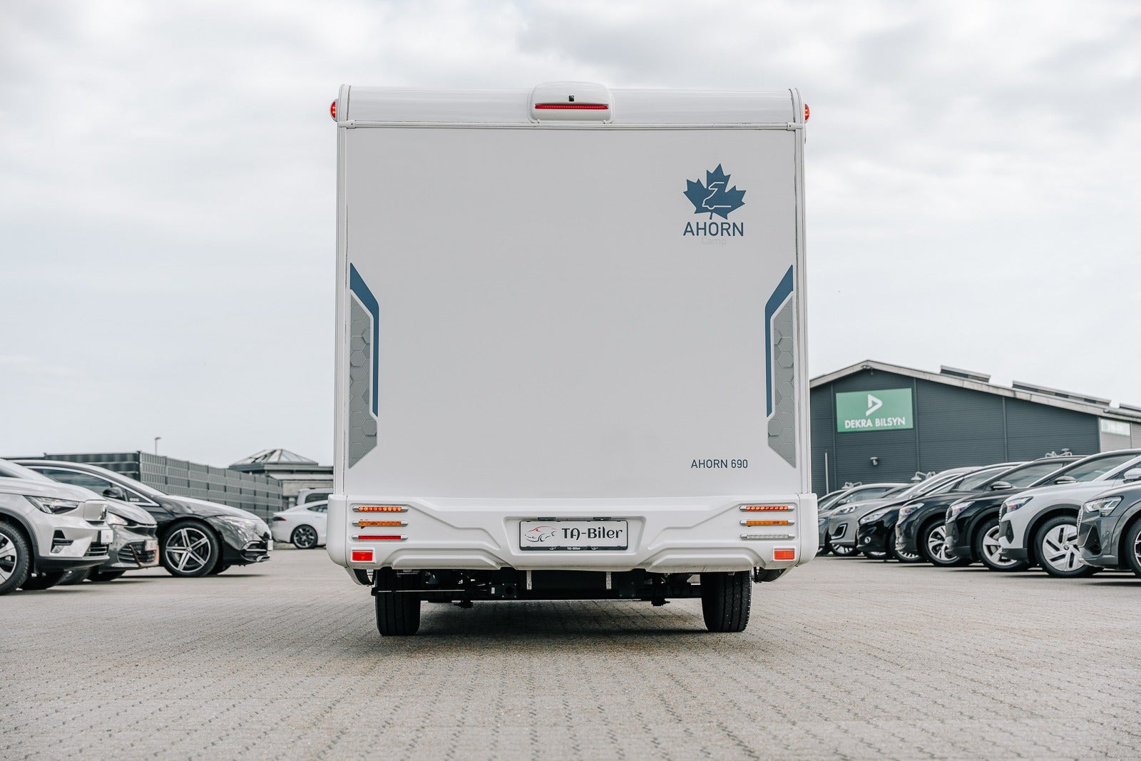 Hvid Ahorn Camp A690 fra 2025 set udefra