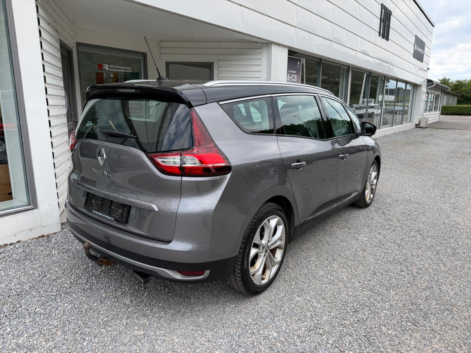 Grå Renault Grand Scenic IV fra 2018