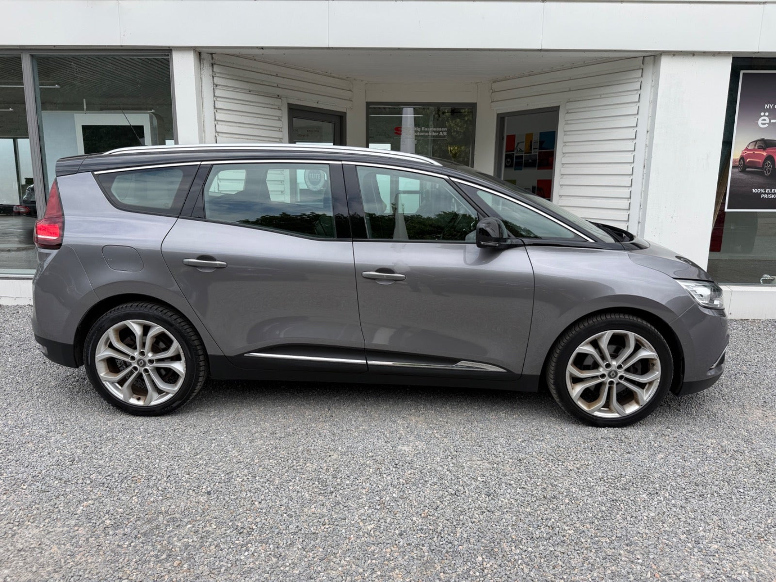 Grå Renault Grand Scenic IV fra 2018