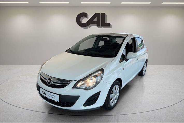 Hvid Opel Corsa fra 2014 set udefra