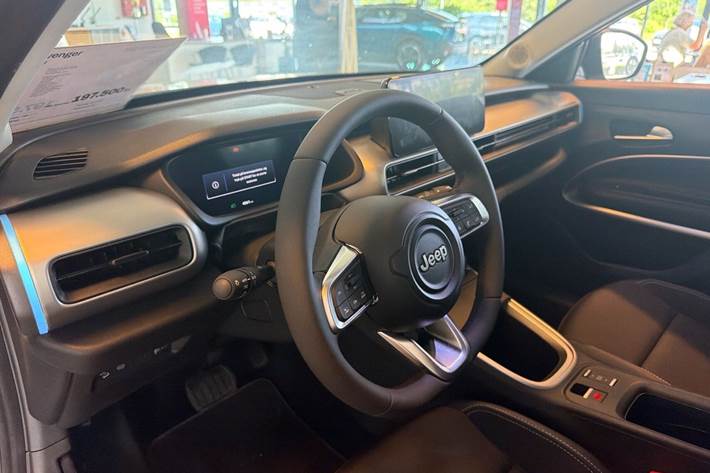 Beige Jeep Avenger fra 2025