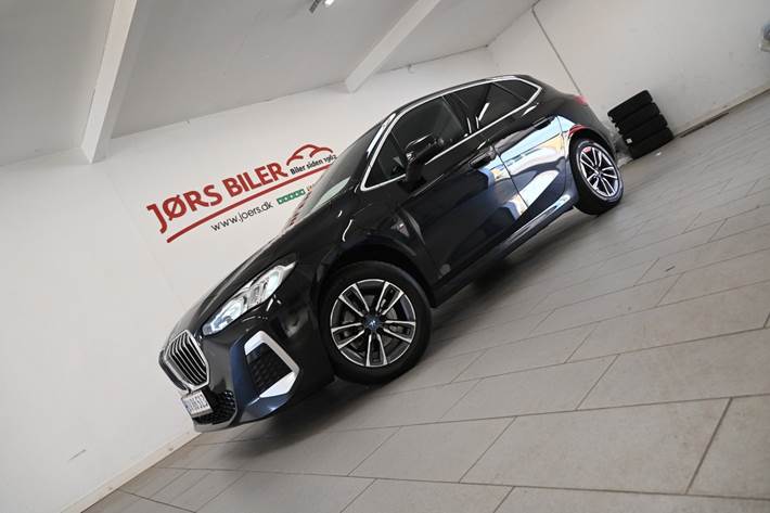 Sort BMW 225e fra 2023