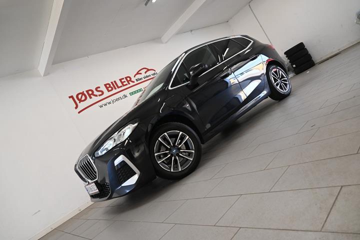 Sort BMW 225e fra 2023 set udefra