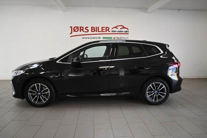 Sort BMW 225e fra 2023