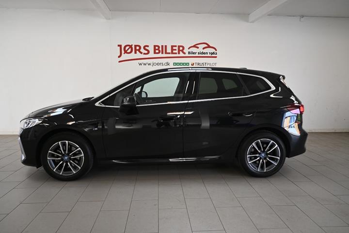 Sort BMW 225e fra 2023
