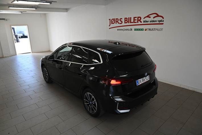 Sort BMW 225e fra 2023