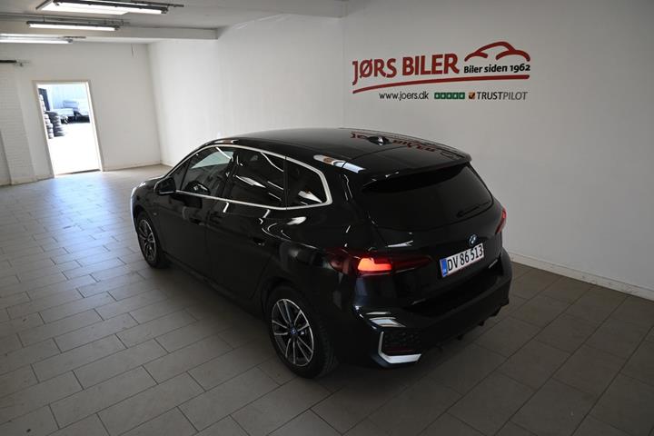 Sort BMW 225e fra 2023