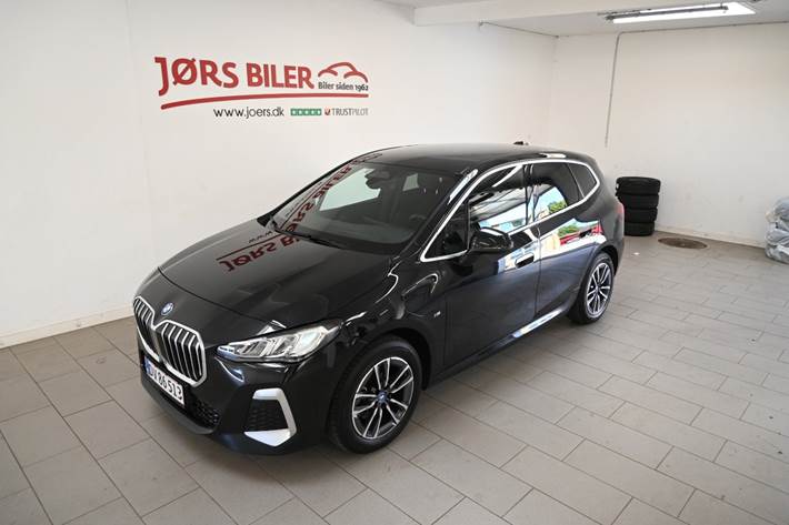 Sort BMW 225e fra 2023