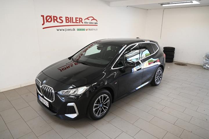 Sort BMW 225e fra 2023