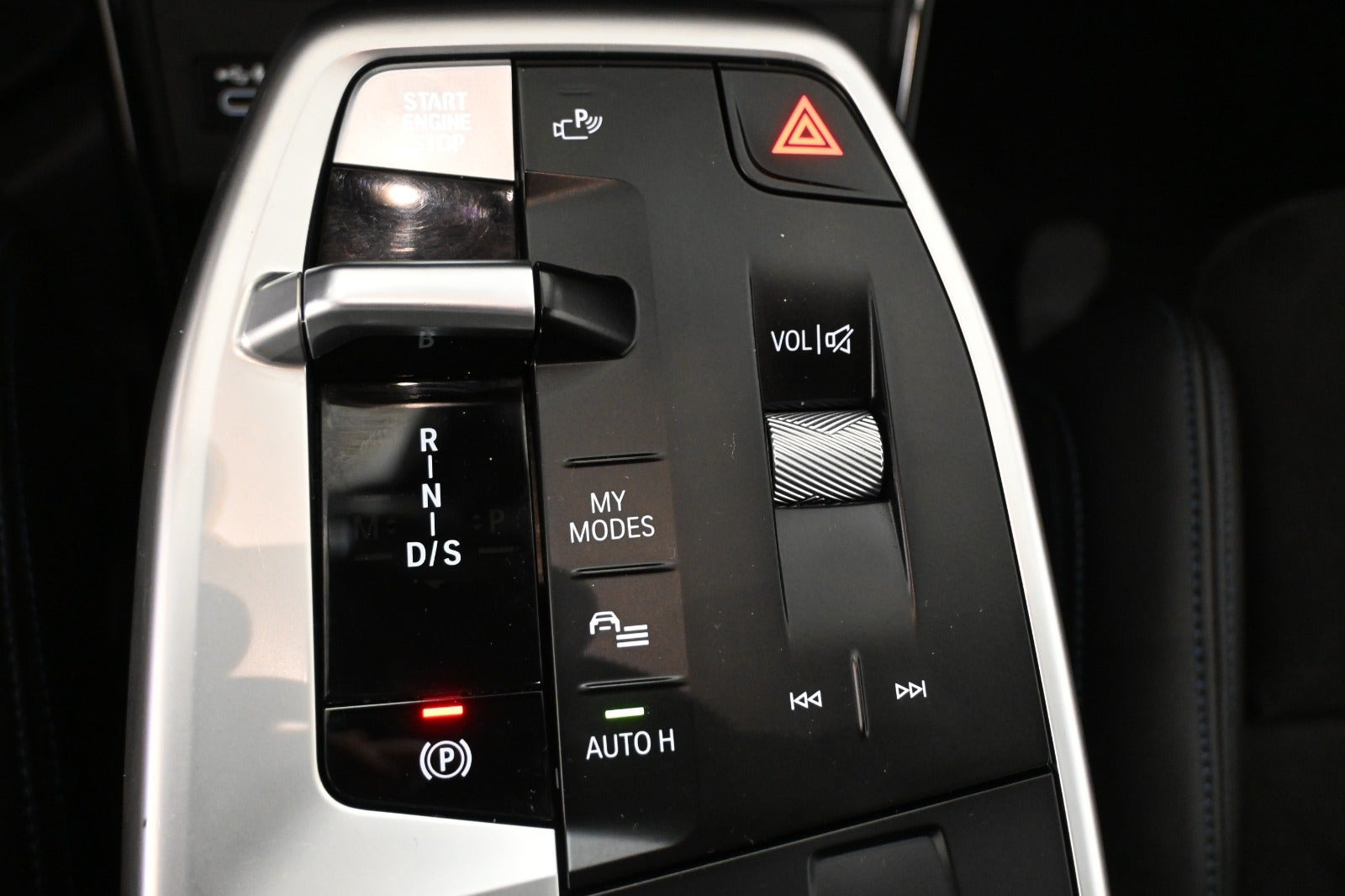 Sort BMW 225e fra 2023