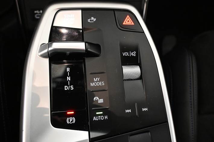 Sort BMW 225e fra 2023