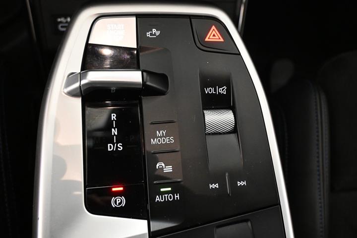 Sort BMW 225e fra 2023