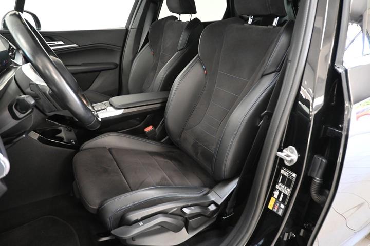 Sort BMW 225e fra 2023