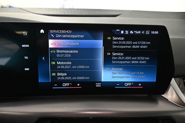 Sort BMW 225e fra 2023