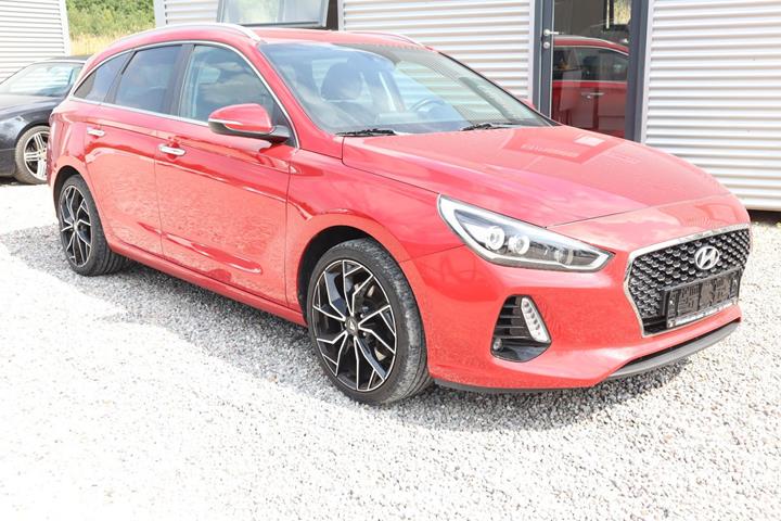 Rød Hyundai i30 fra 2017 set udefra