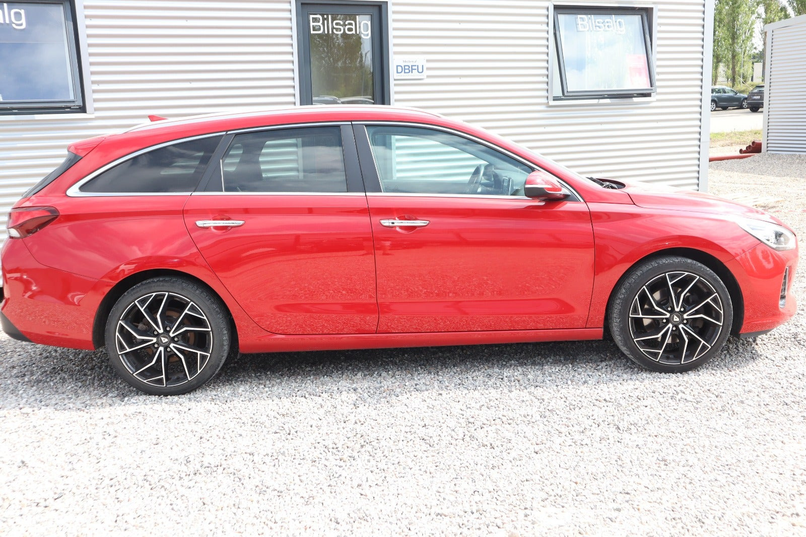 Rød Hyundai i30 fra 2017