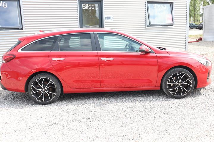 Rød Hyundai i30 fra 2017