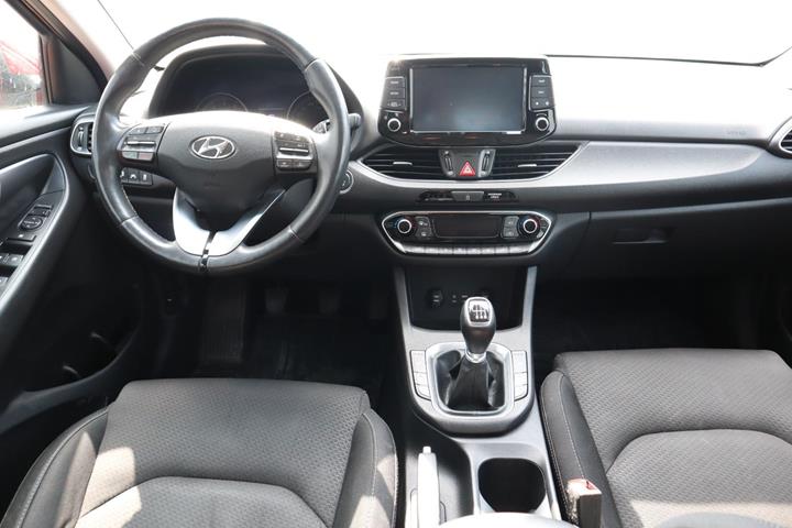 Rød Hyundai i30 fra 2017