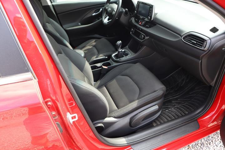 Rød Hyundai i30 fra 2017