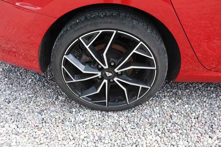 Rød Hyundai i30 fra 2017