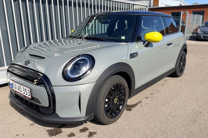 Grå Mini Cooper SE fra 2022 set udefra