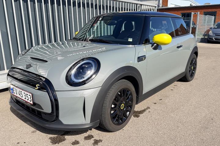 Grå Mini Cooper SE fra 2022 set udefra