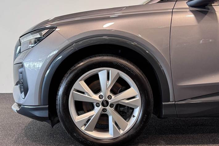 Grå Audi Q4 e-tron fra 2025