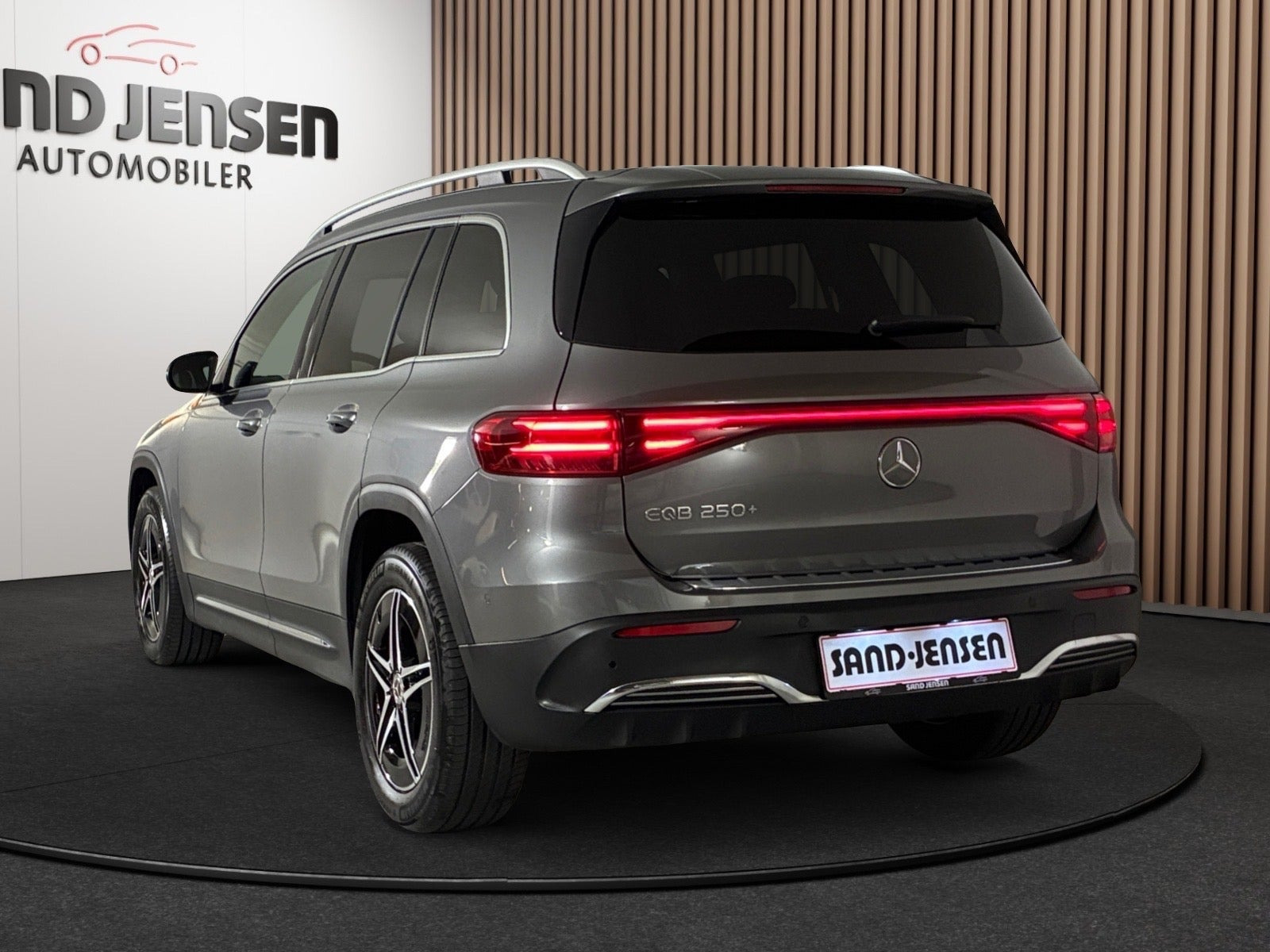Grå Mercedes EQB250+ fra 2025