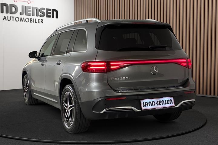 Grå Mercedes EQB250+ fra 2025