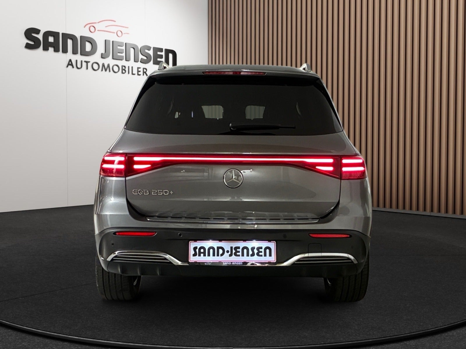 Grå Mercedes EQB250+ fra 2025