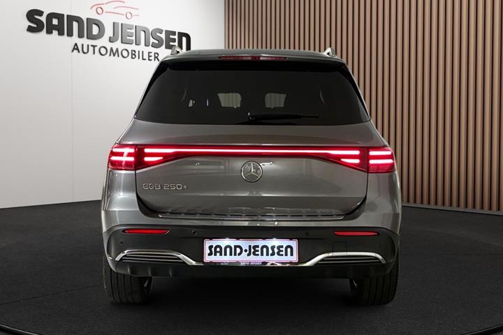 Grå Mercedes EQB250+ fra 2025