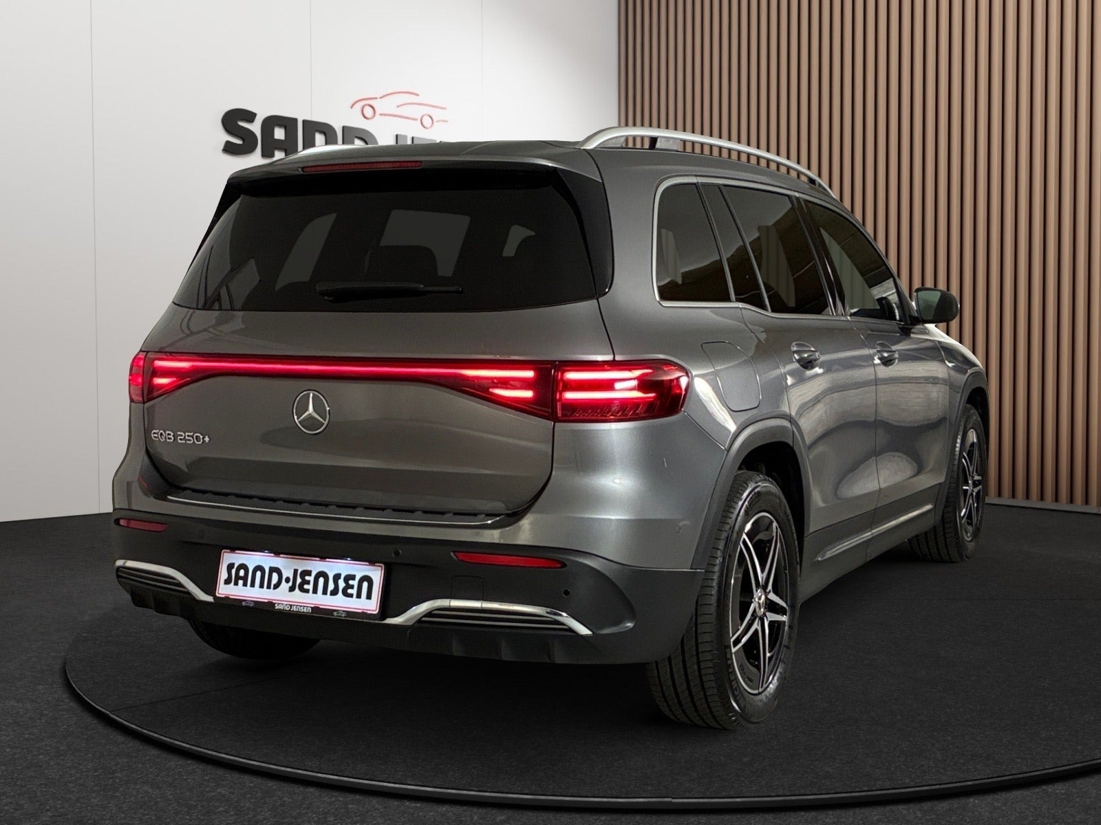 Grå Mercedes EQB250+ fra 2025