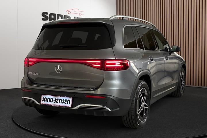 Grå Mercedes EQB250+ fra 2025