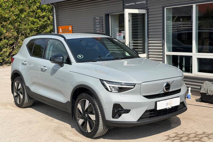 Grå Volvo EX40 fra 2025 set udefra