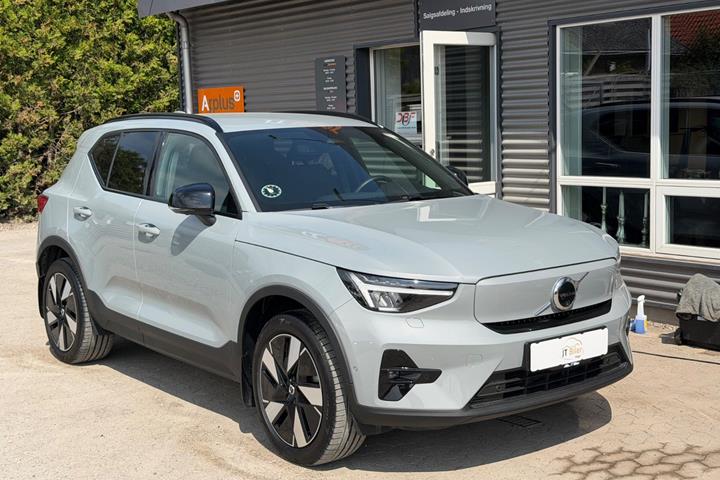 Grå Volvo EX40 fra 2025 set udefra