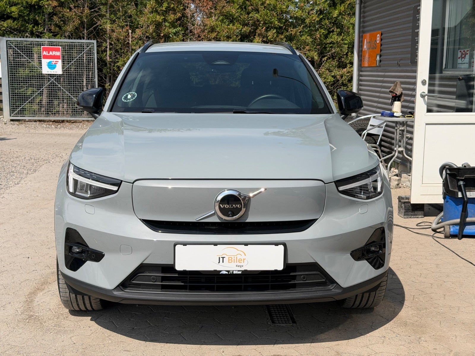 Grå Volvo EX40 fra 2025