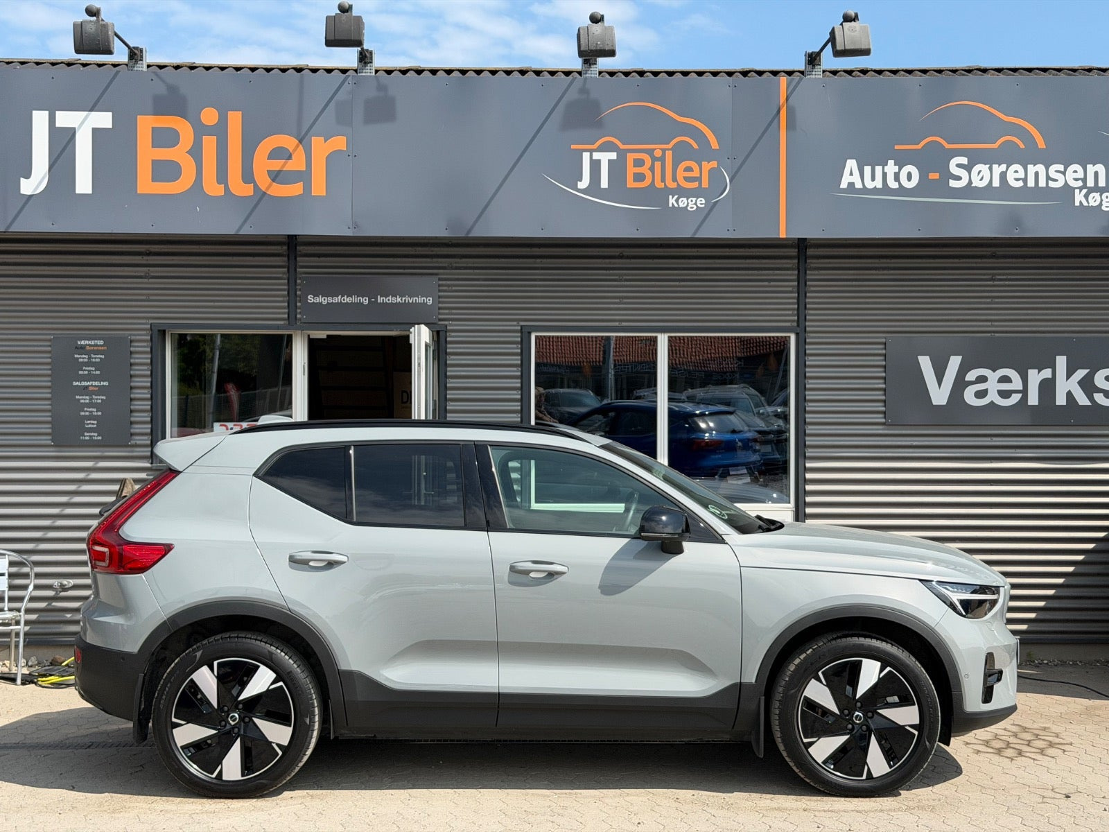 Grå Volvo EX40 fra 2025
