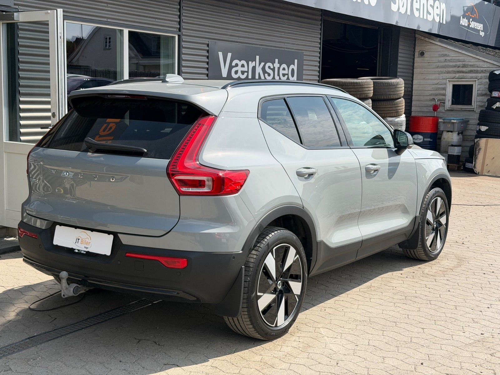 Grå Volvo EX40 fra 2025