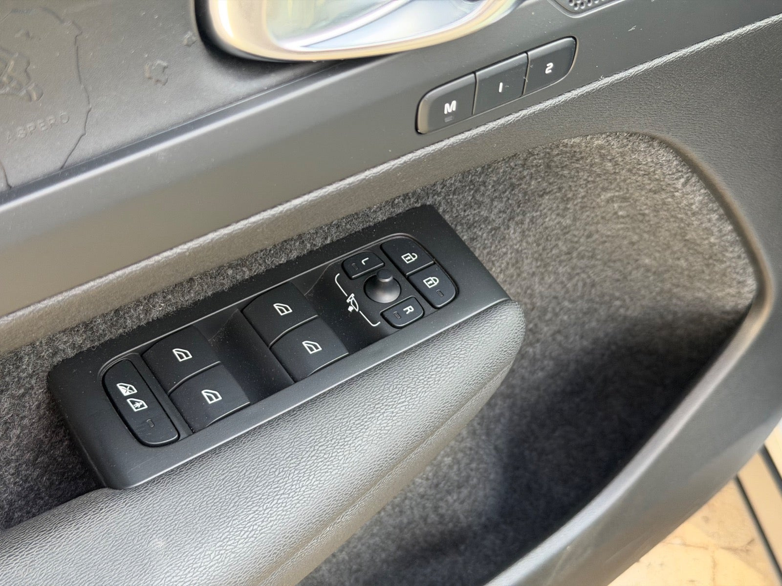 Grå Volvo EX40 fra 2025