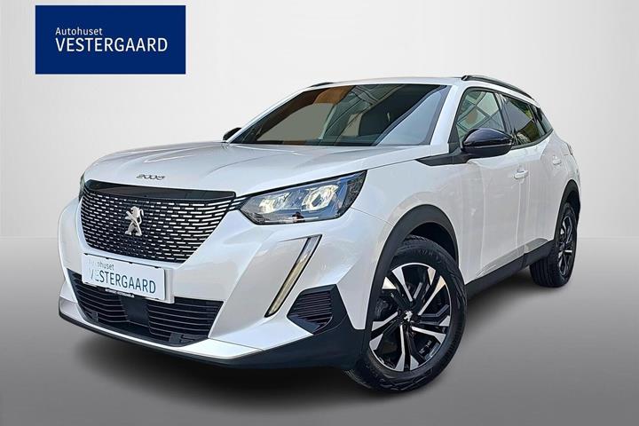 Hvid Peugeot 2008 fra 2023 set udefra