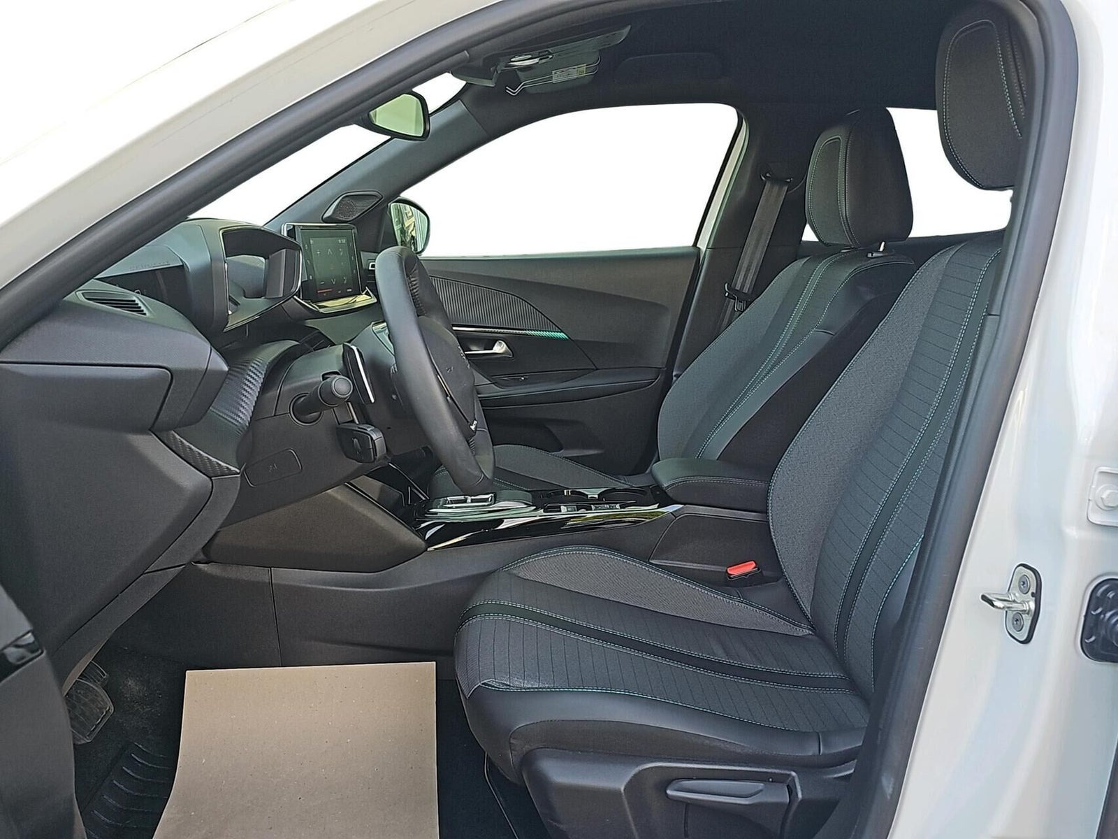 Hvid Peugeot 2008 fra 2023